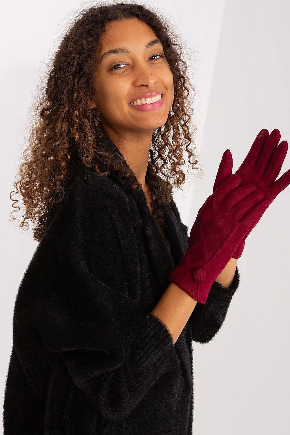 Chic Geometric Touchscreen Gloves for Stylish Connectivity