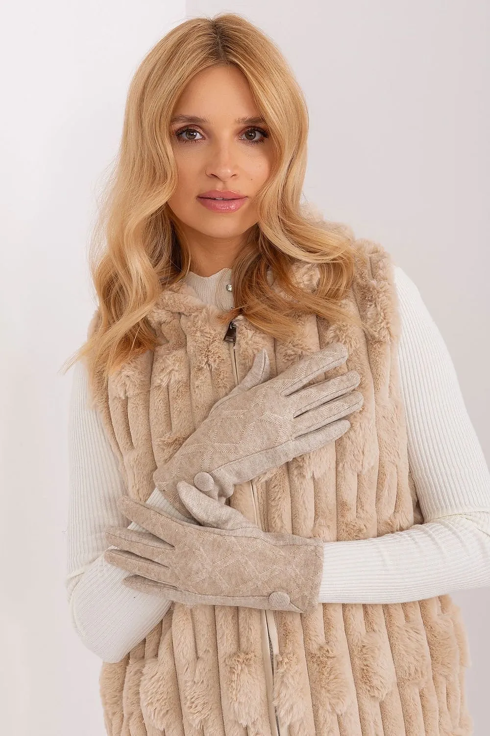 Chic Geometric Touchscreen Gloves for Stylish Connectivity