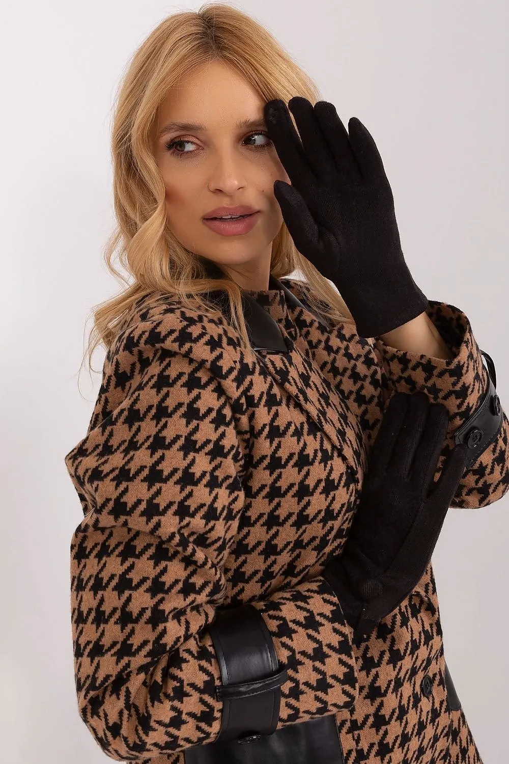 Chic Geometric Touchscreen Gloves for Stylish Connectivity