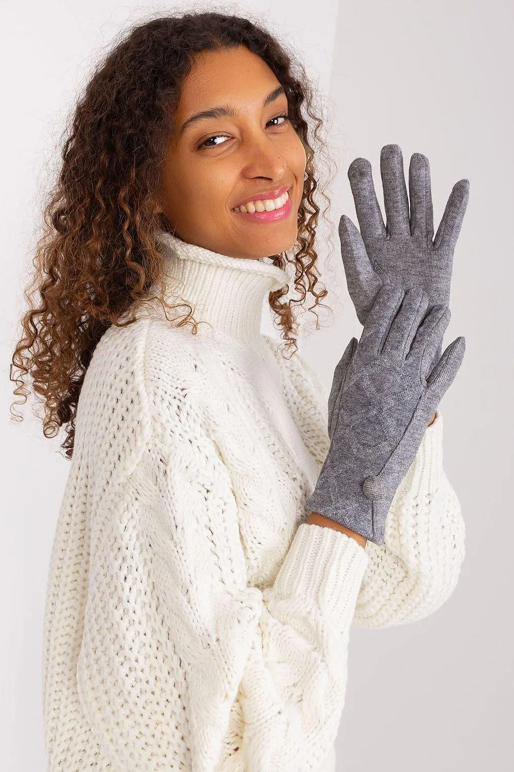 Chic Geometric Touchscreen Gloves for Stylish Connectivity