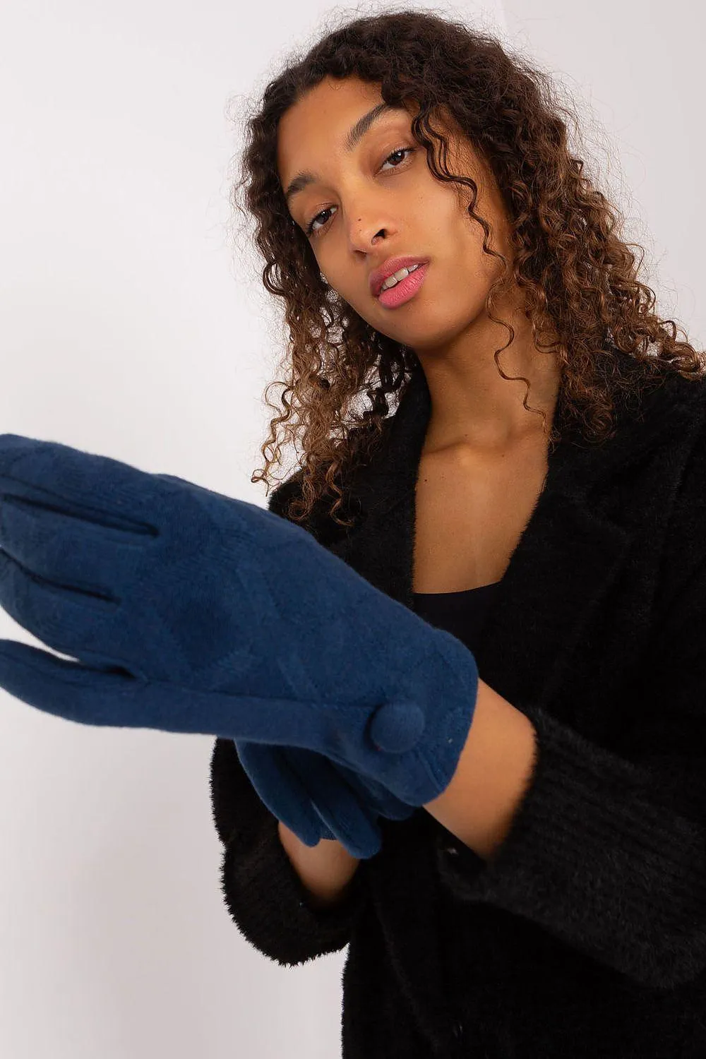 Chic Geometric Touchscreen Gloves for Stylish Connectivity
