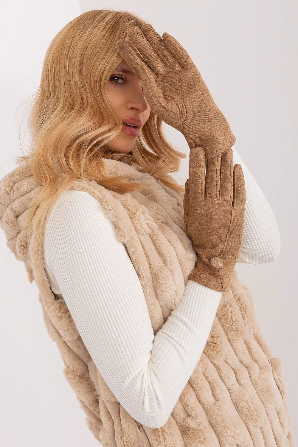Chic Geometric Touchscreen Gloves for Stylish Connectivity