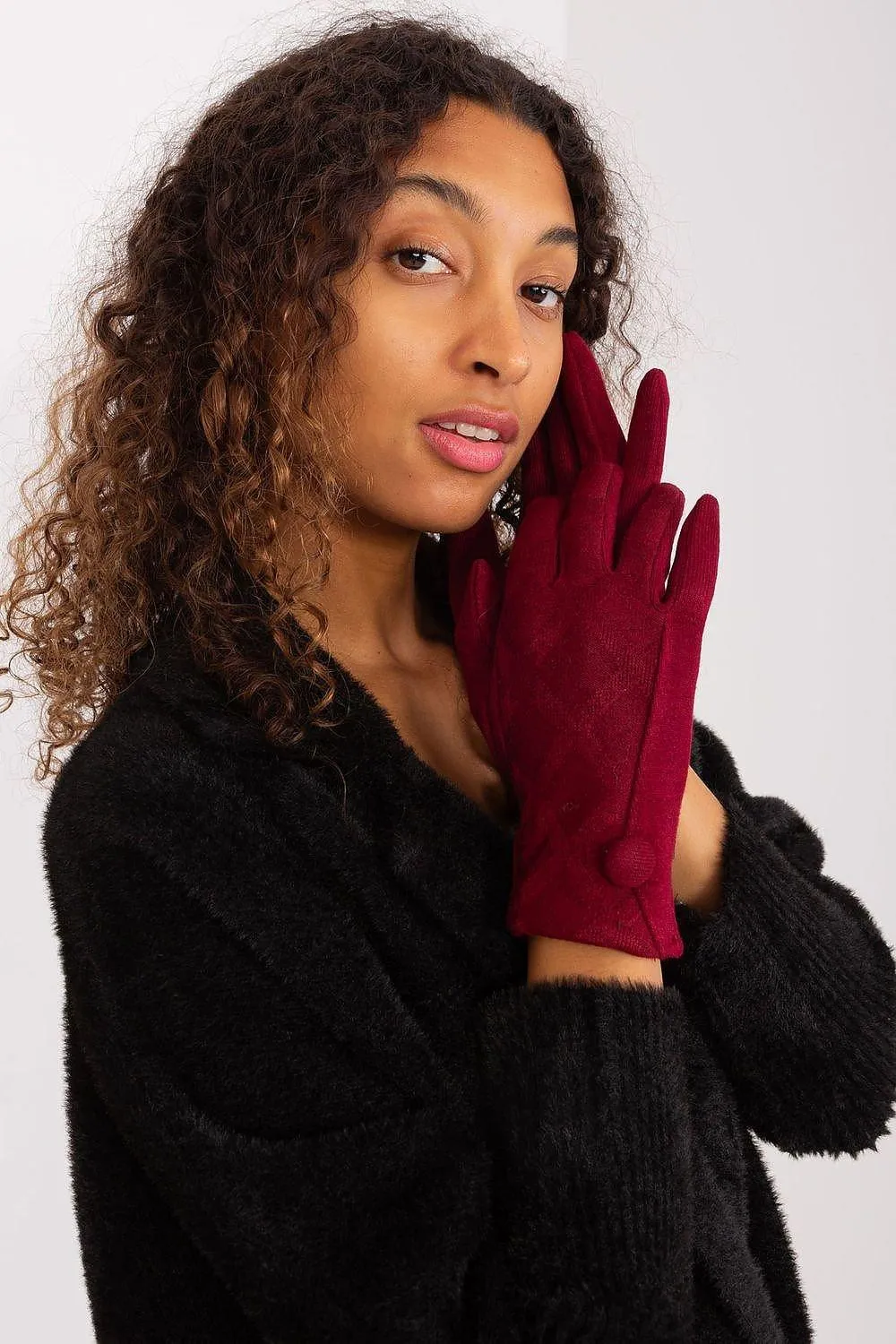 Chic Geometric Touchscreen Gloves for Stylish Connectivity