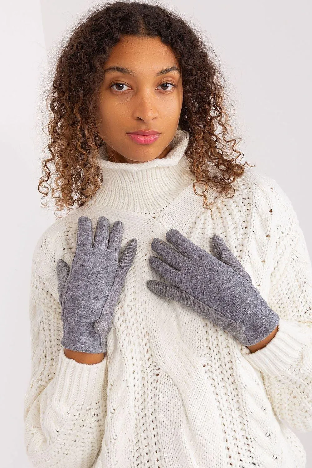 Chic Geometric Touchscreen Gloves for Stylish Connectivity